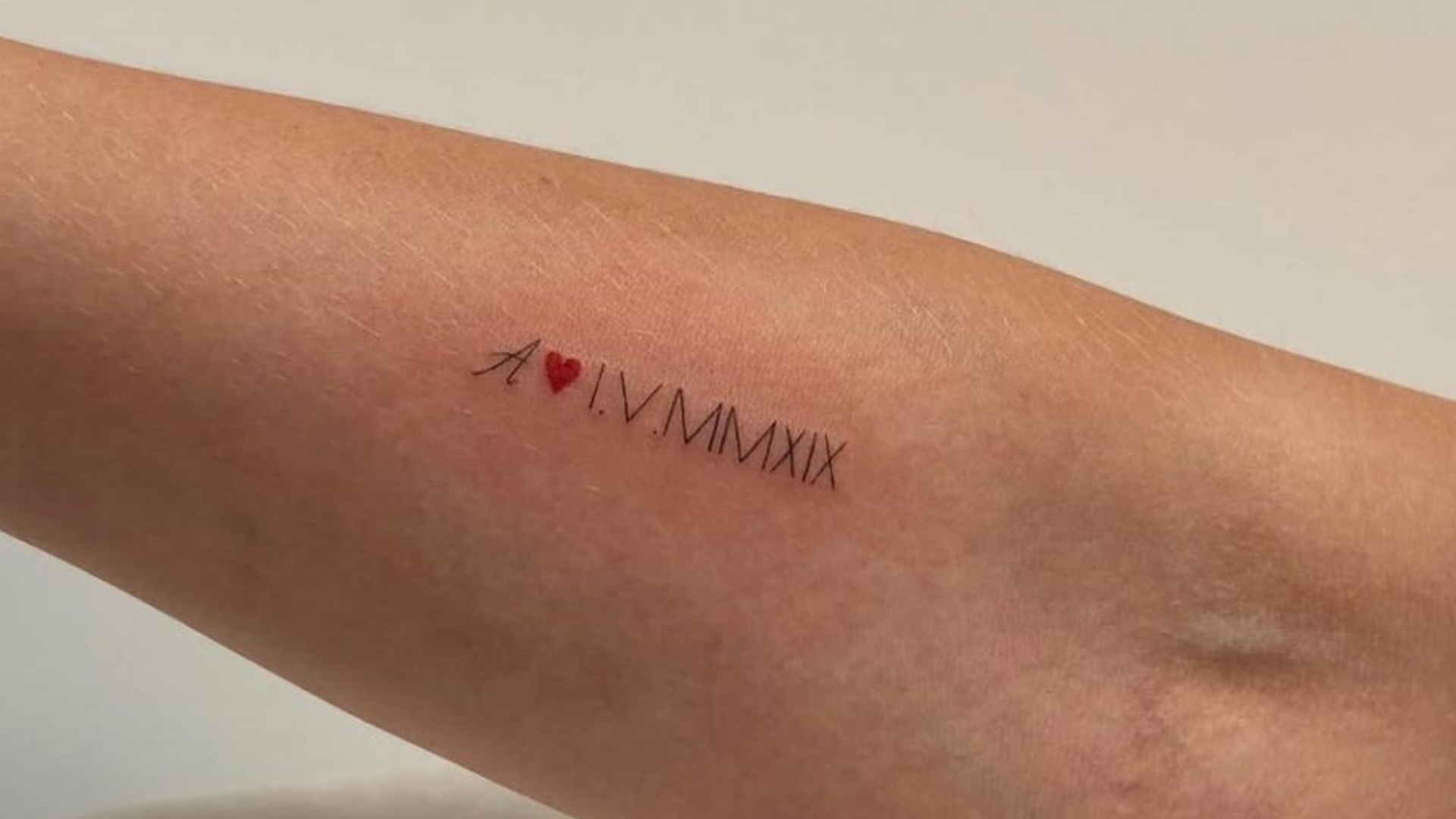tatuagem data nascimento com coração