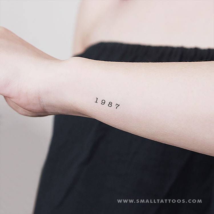 tatuagem data nascimento com flor