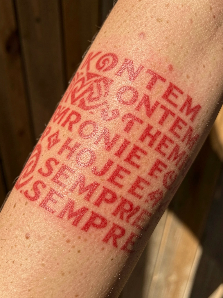 Brasão com tatuagens tribais vermelhas repetindo