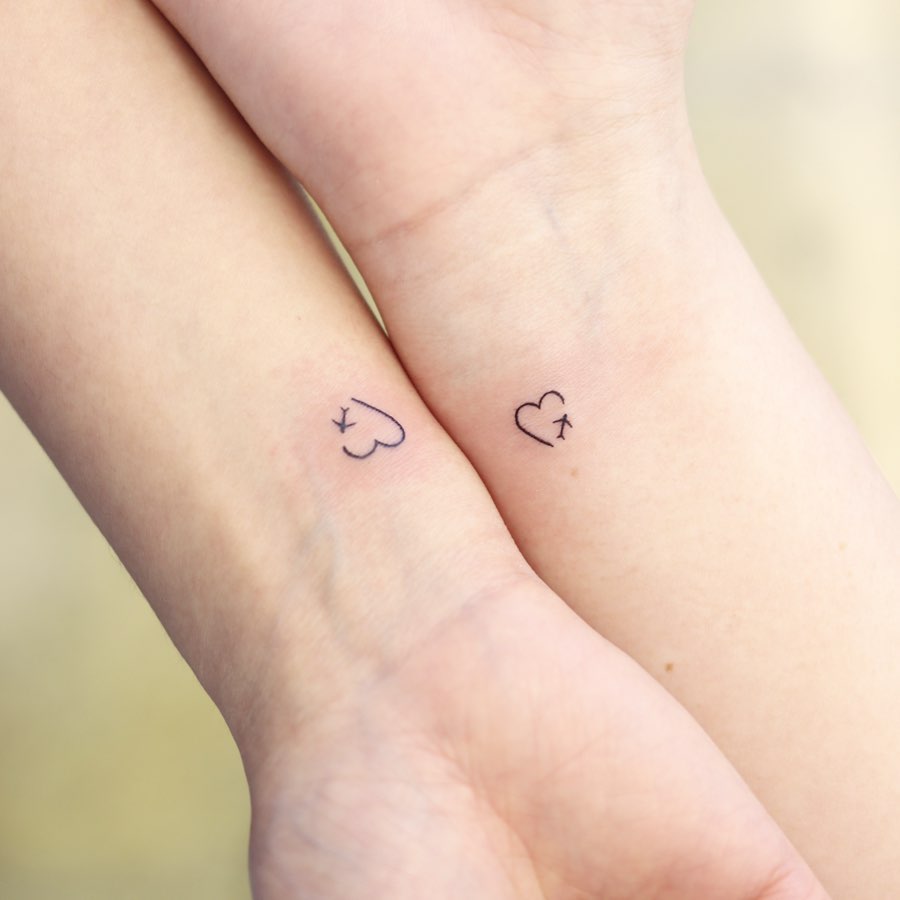 tatuagem de casal no pulso