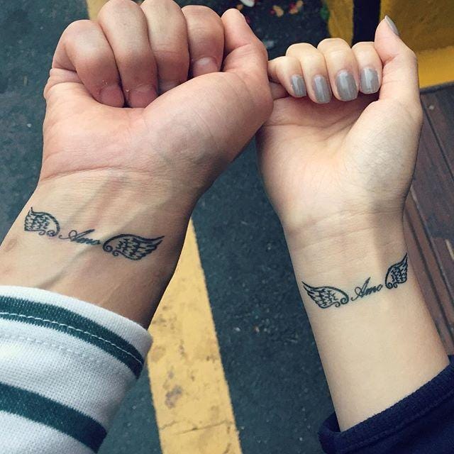 tatuagem de casal na mão