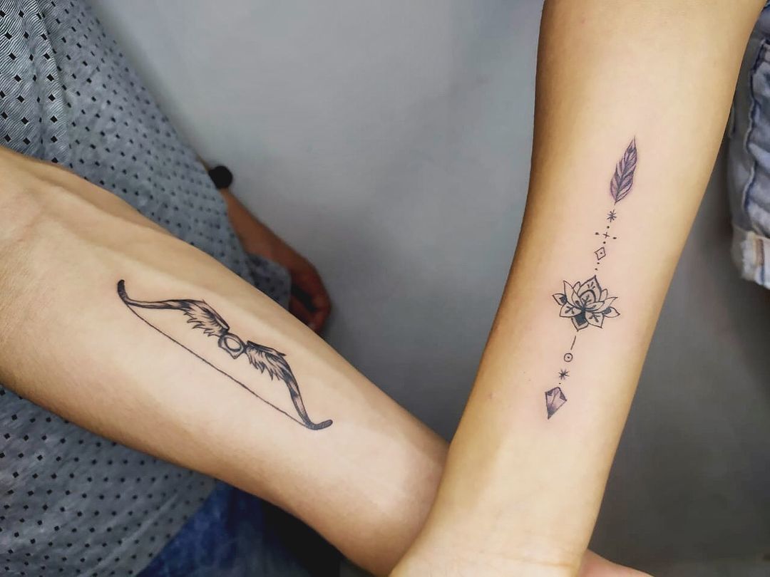 tatuagem de casal no pulso