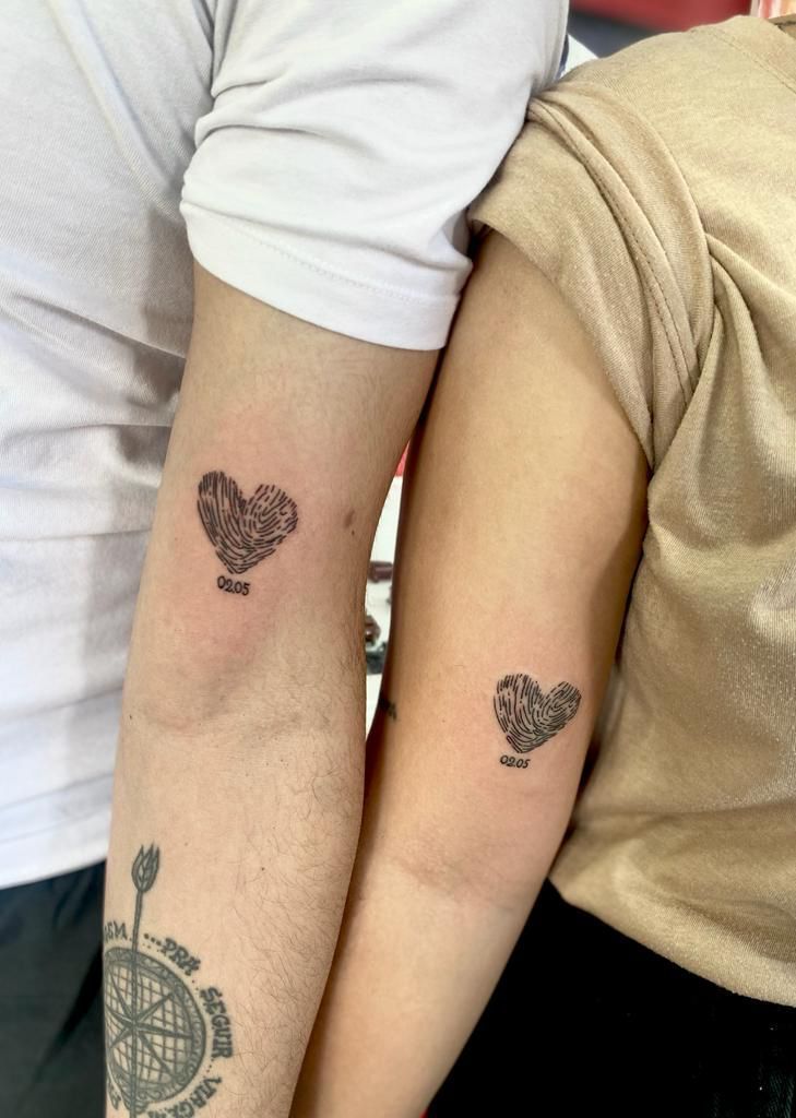 tatuagem de casal no pulso
