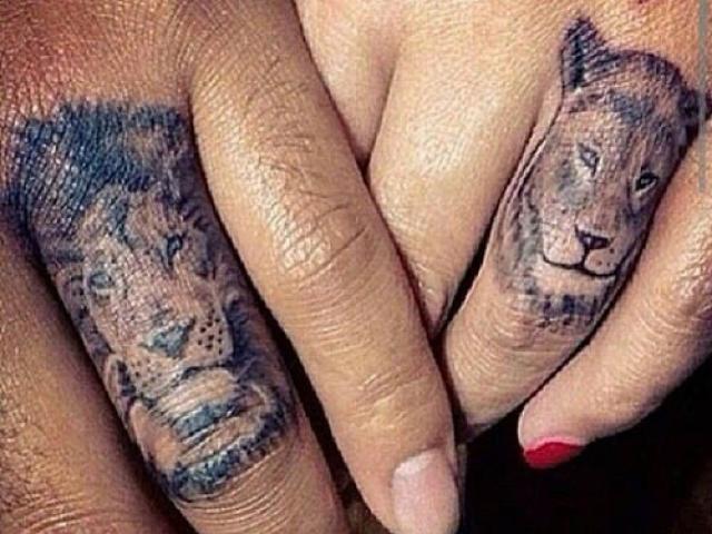 tatuagem de casal no dedo