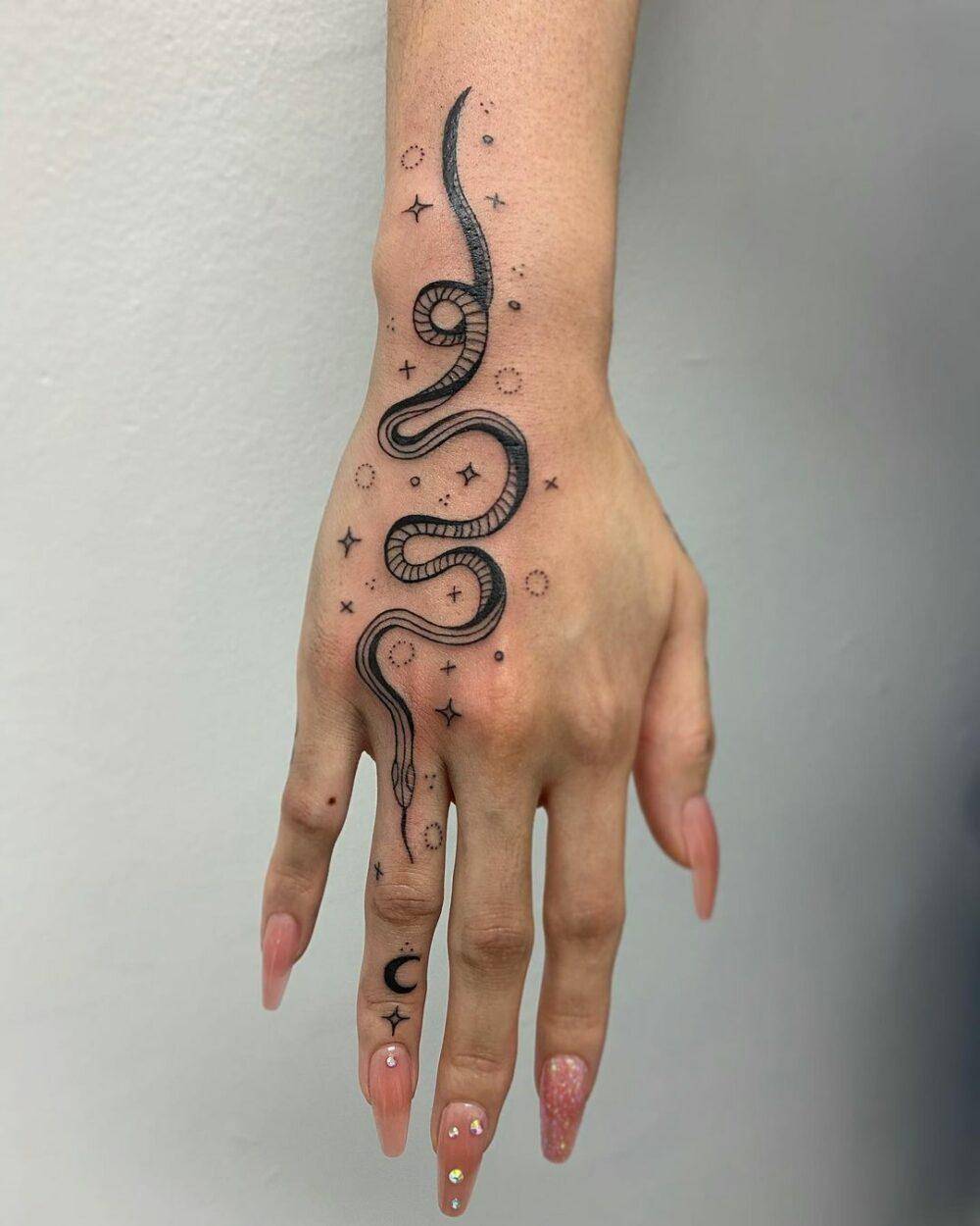tatuagem de cobra na perna