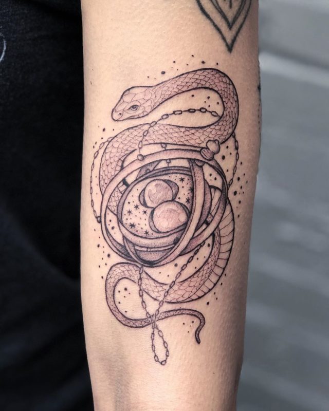 tatuagem de cobra com rosa