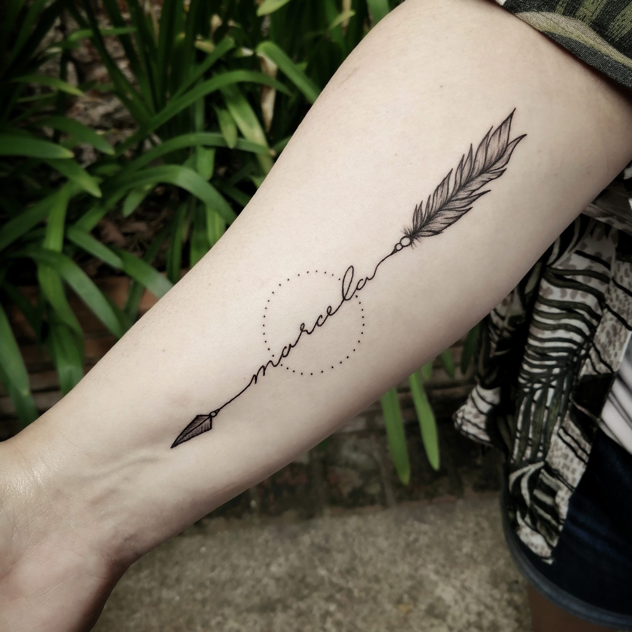 tatuagem flecha minimalista