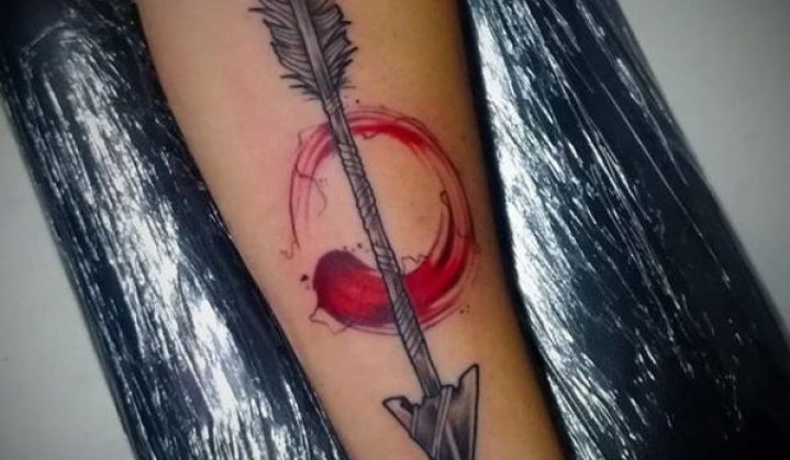 tatuagem flecha geométrica