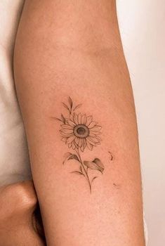 tatuagem de flor amarela