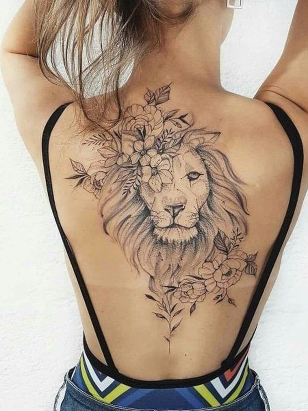 tatuagem leão realista feminina costas