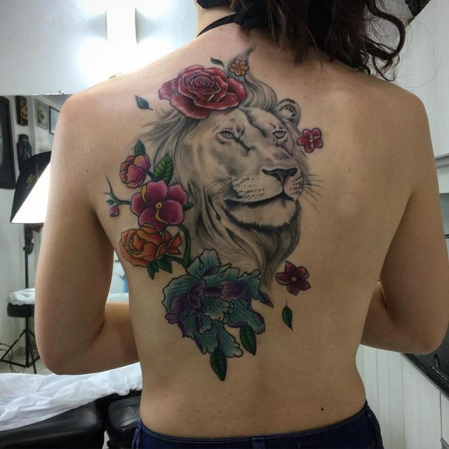 tatuagem leoa feminina costas