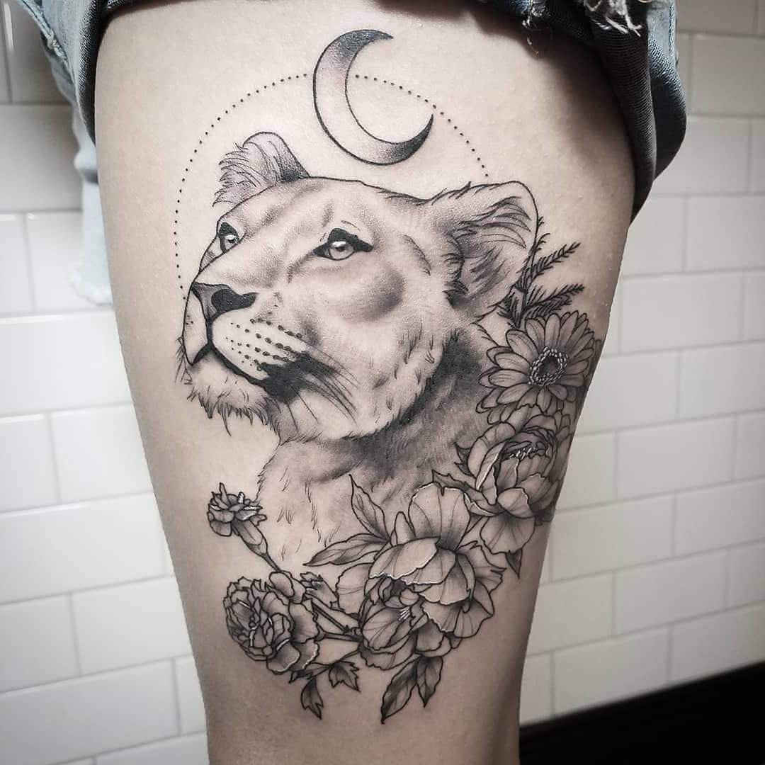 tatuagem leão realista feminina costas