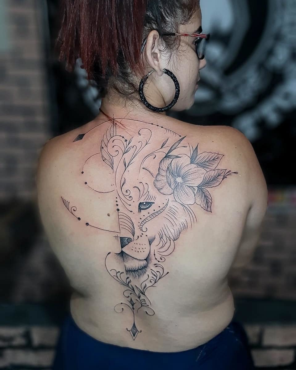 tatuagem leão com flores costas feminina