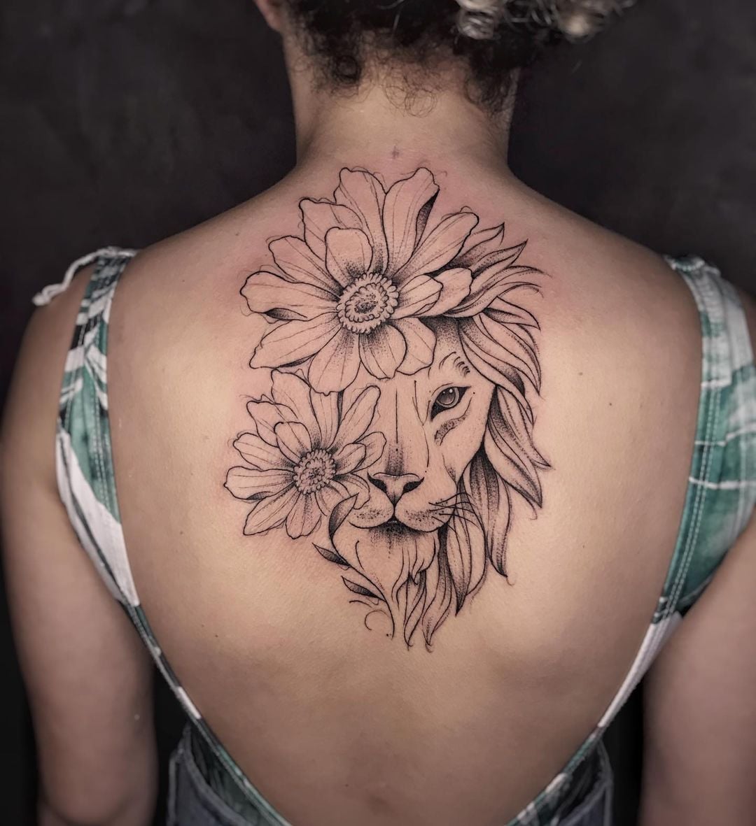 tatuagem leão linha fina costas feminina