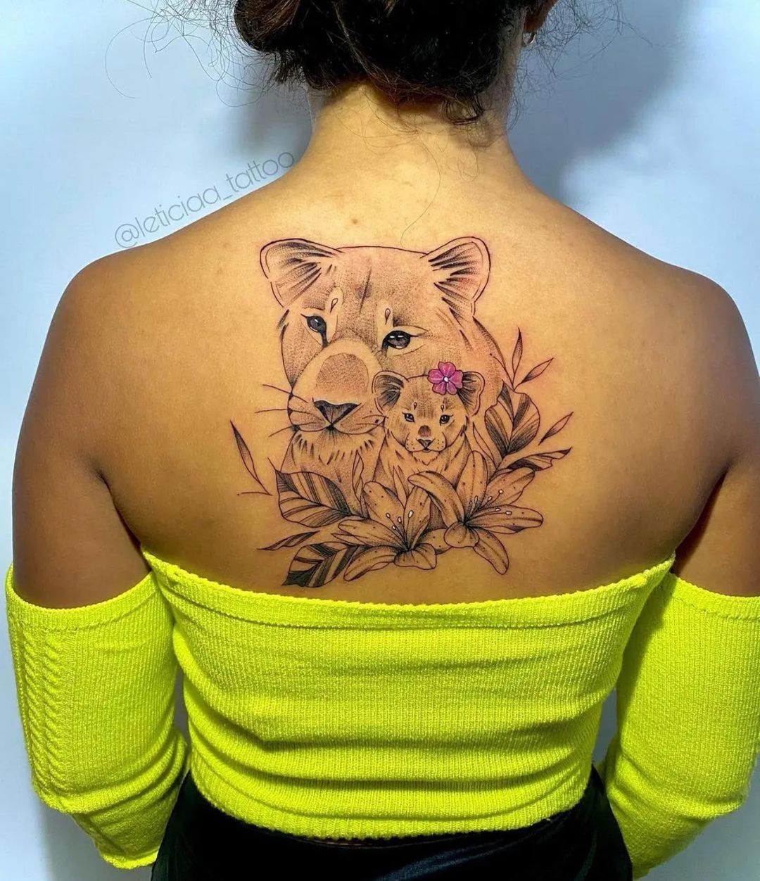 tatuagem leão geométrico costas feminina
