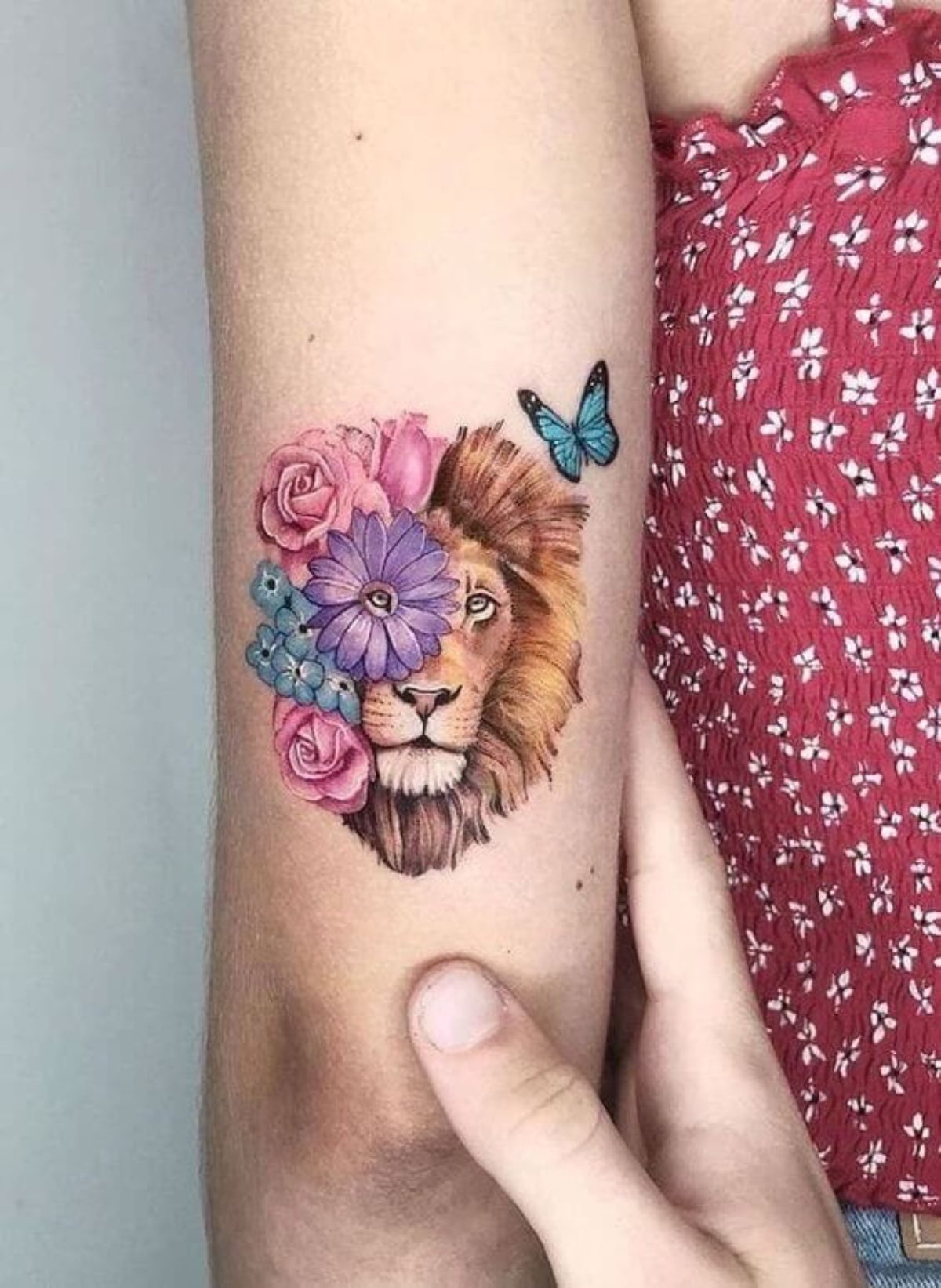 significado tatuagem leão feminina costas