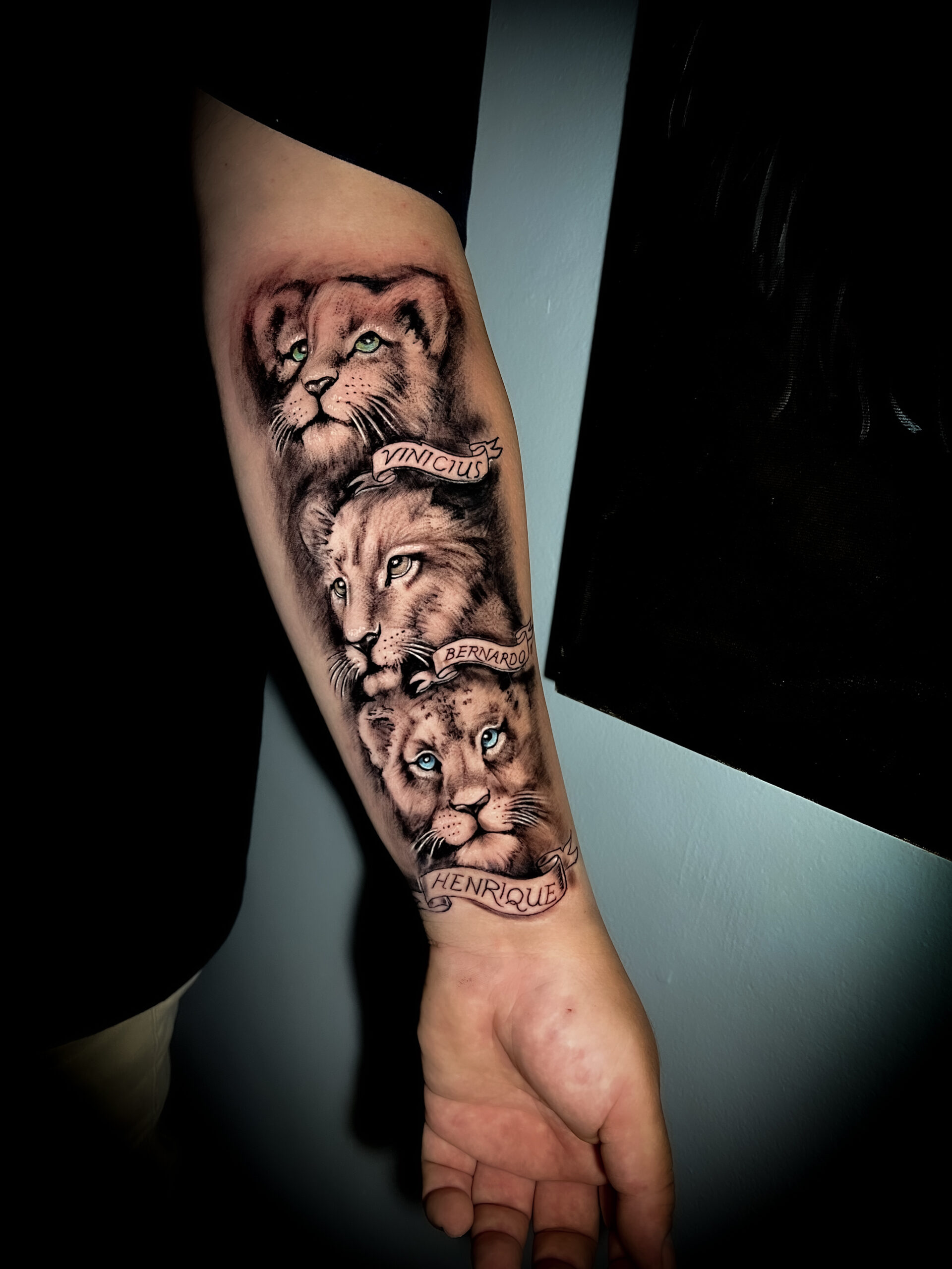tatuagem leão fineline braço feminino
