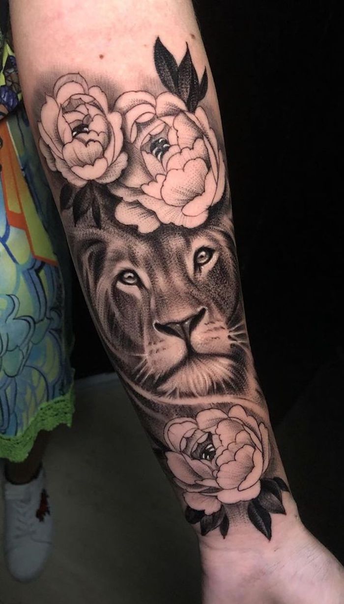 tatuagem leão geométrico braço feminino