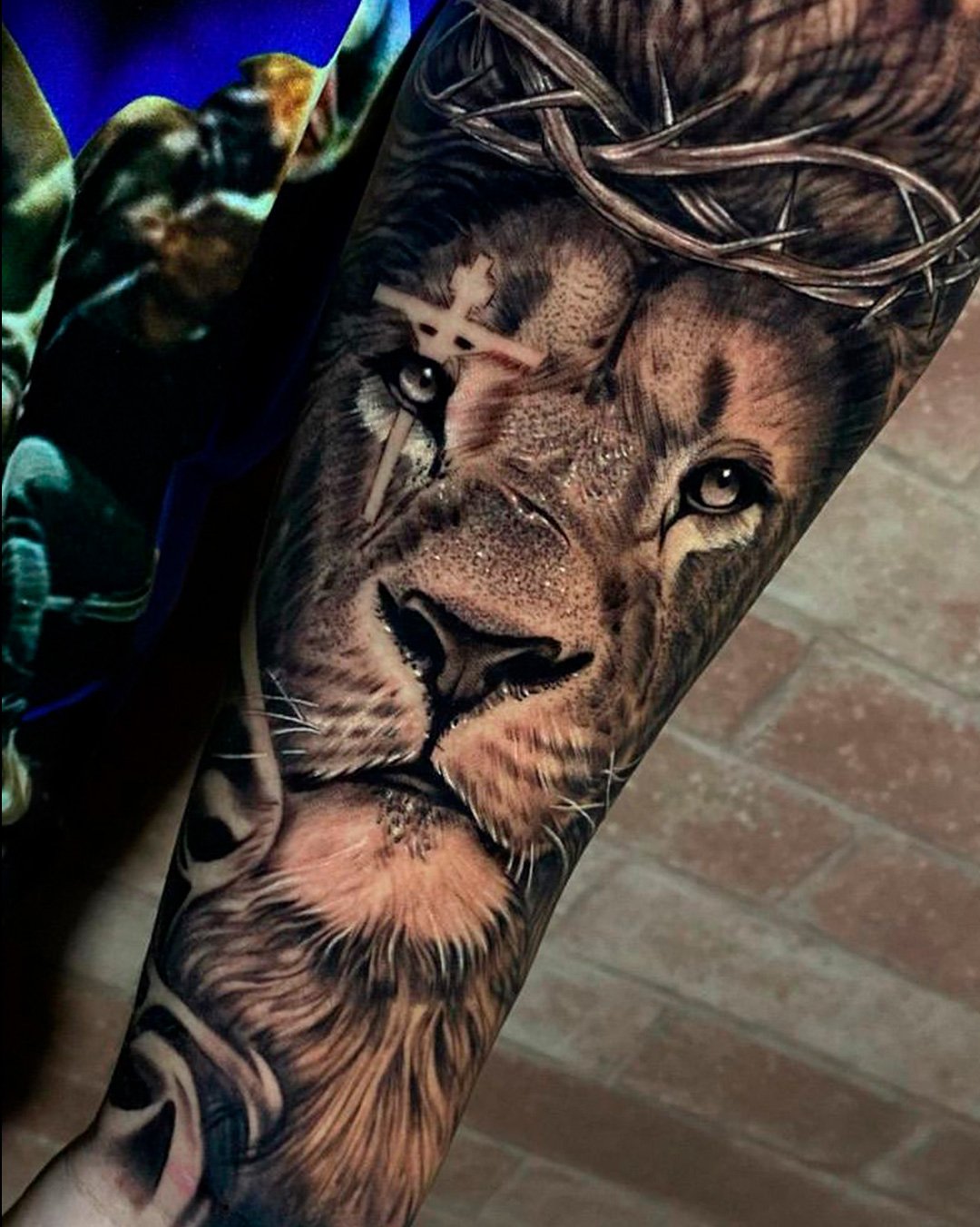 tatuagem leão antebraço feminino