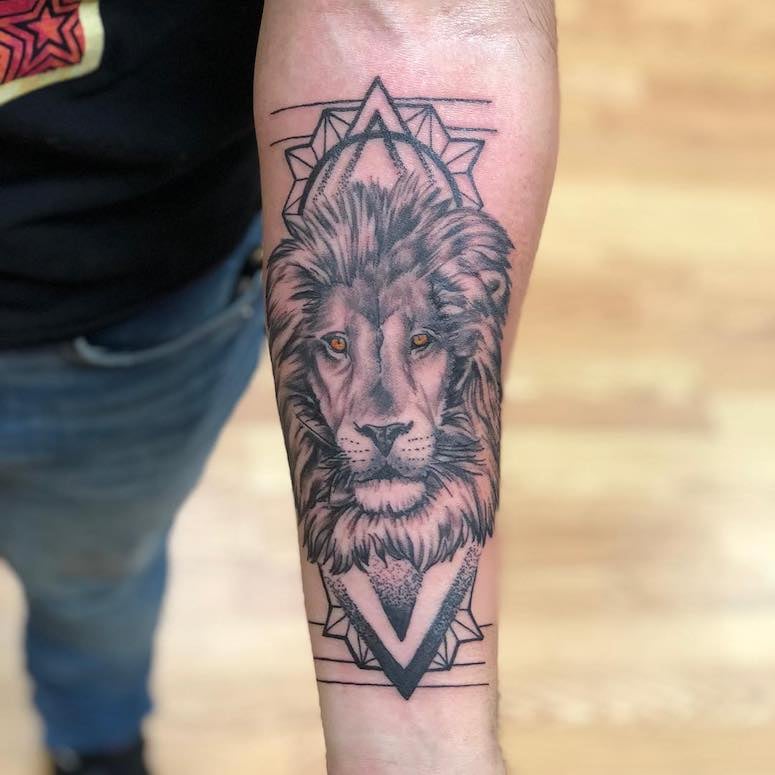 ideias tatuagem leão feminino braço