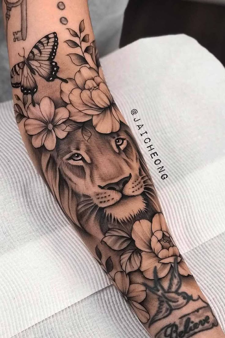 tatuagem leão delicada braço feminino