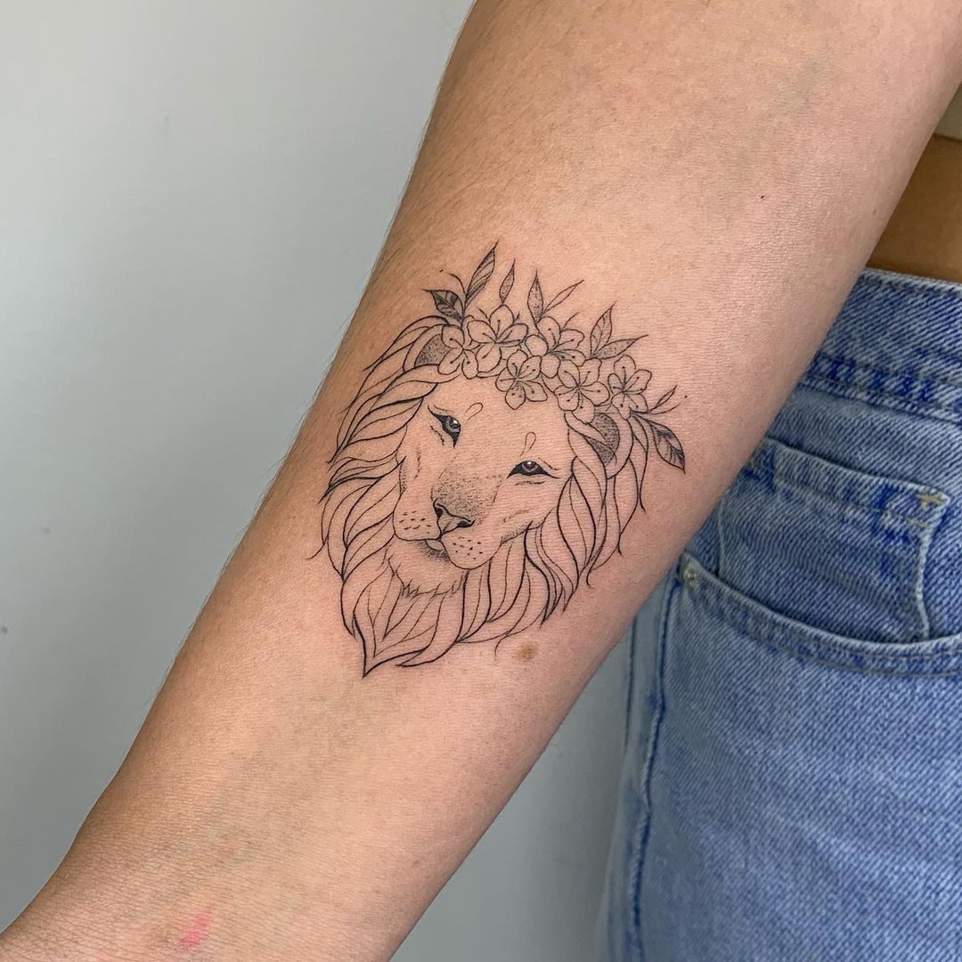 tatuagem leão fineline braço feminino