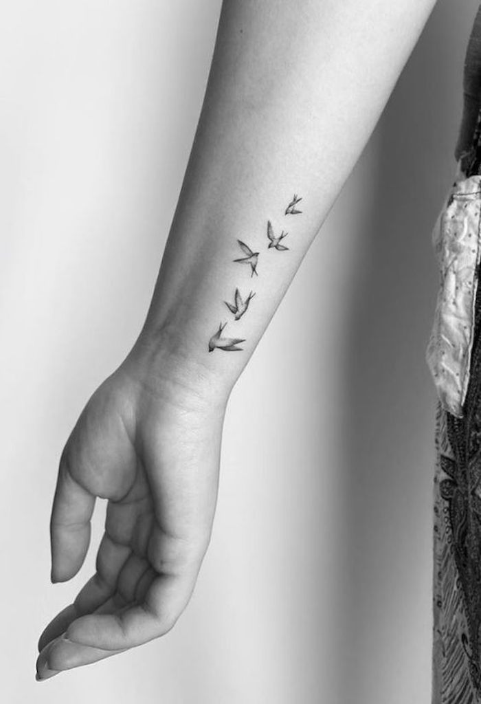 tatuagem de pássaro delicada braço