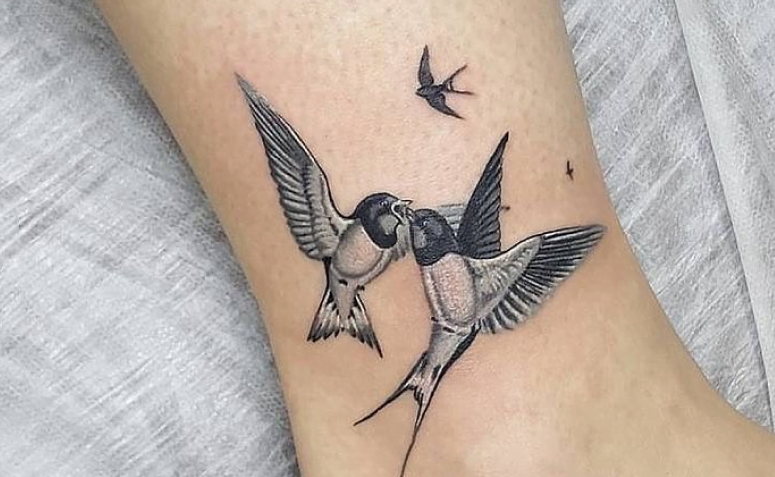tatuagem de bando de pássaros braço