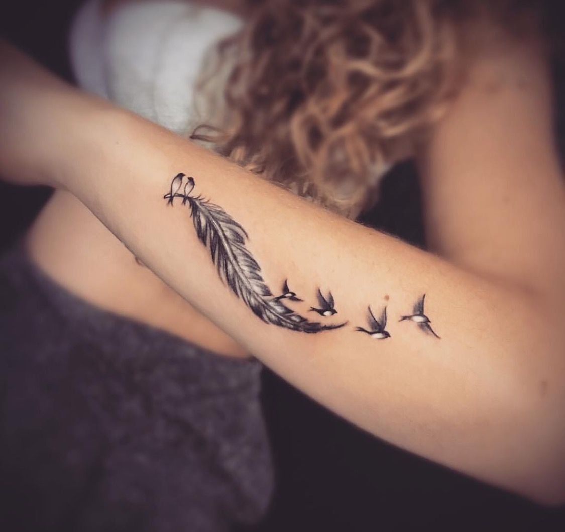 tatuagem de pássaro preto e cinza braço