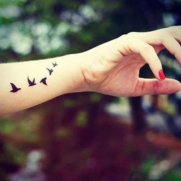 tatuagem aquarela pássaro braço