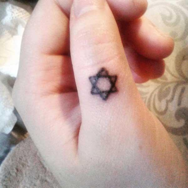 tatuagem estrela de Davi dedo minimalista
