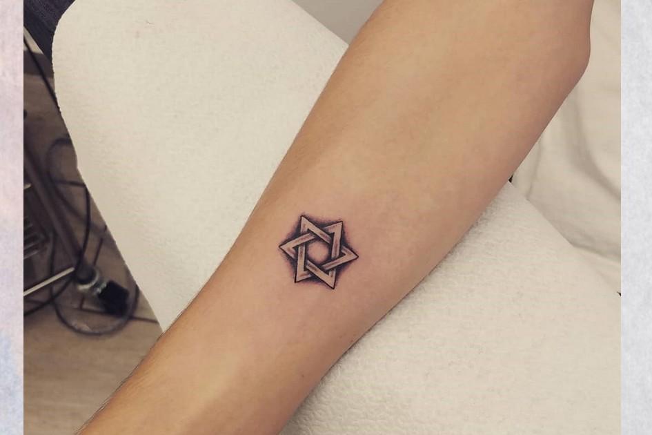 tatuagem estrela de Davi dedo pequena