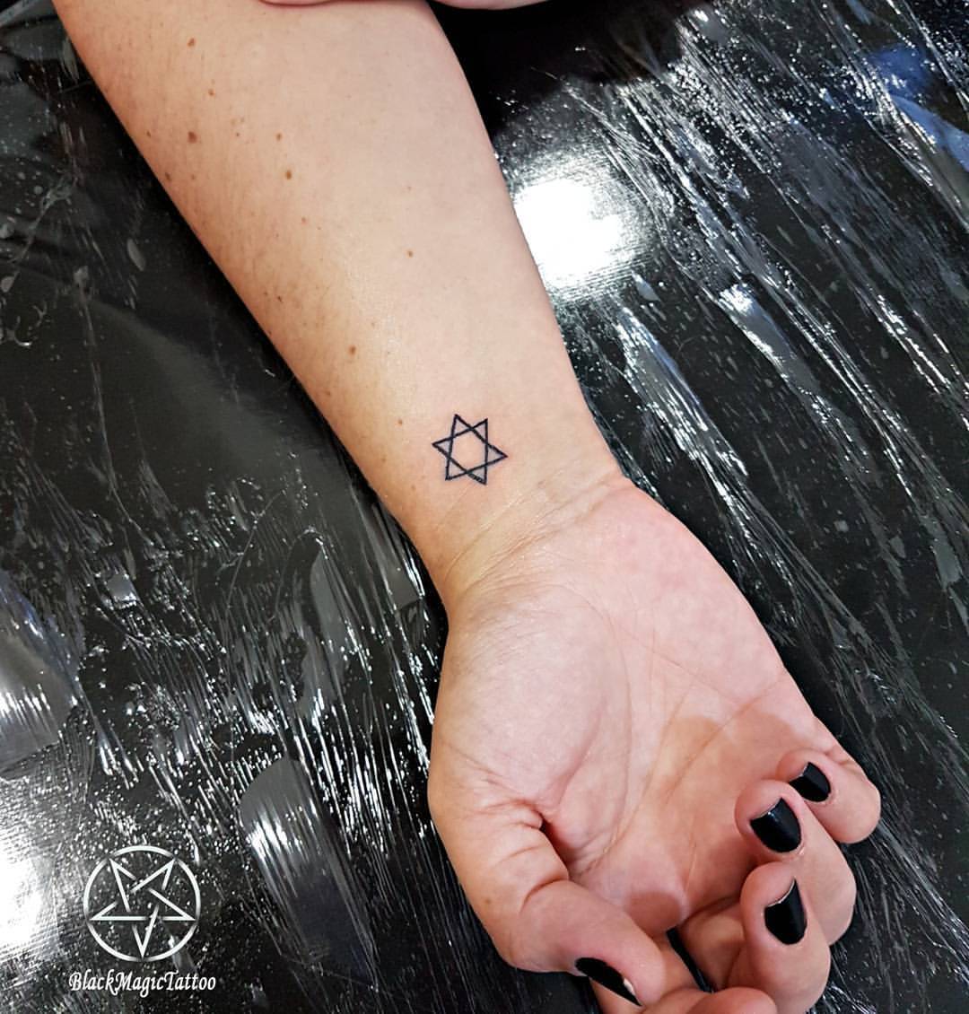 tatuagem estrela de Davi dedo lateral