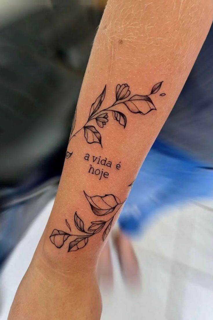 tatuagem feminina lua