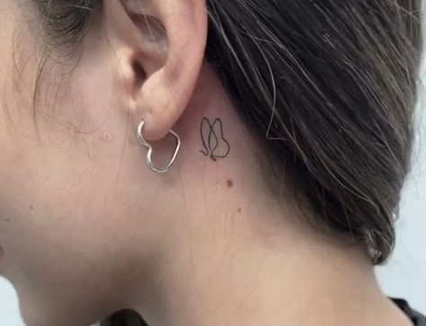 tattoo de flor e borboleta