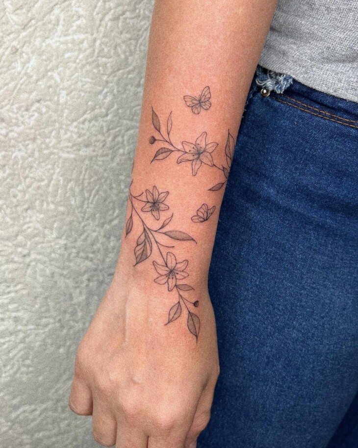 tatuagem feminina braço com flores significado