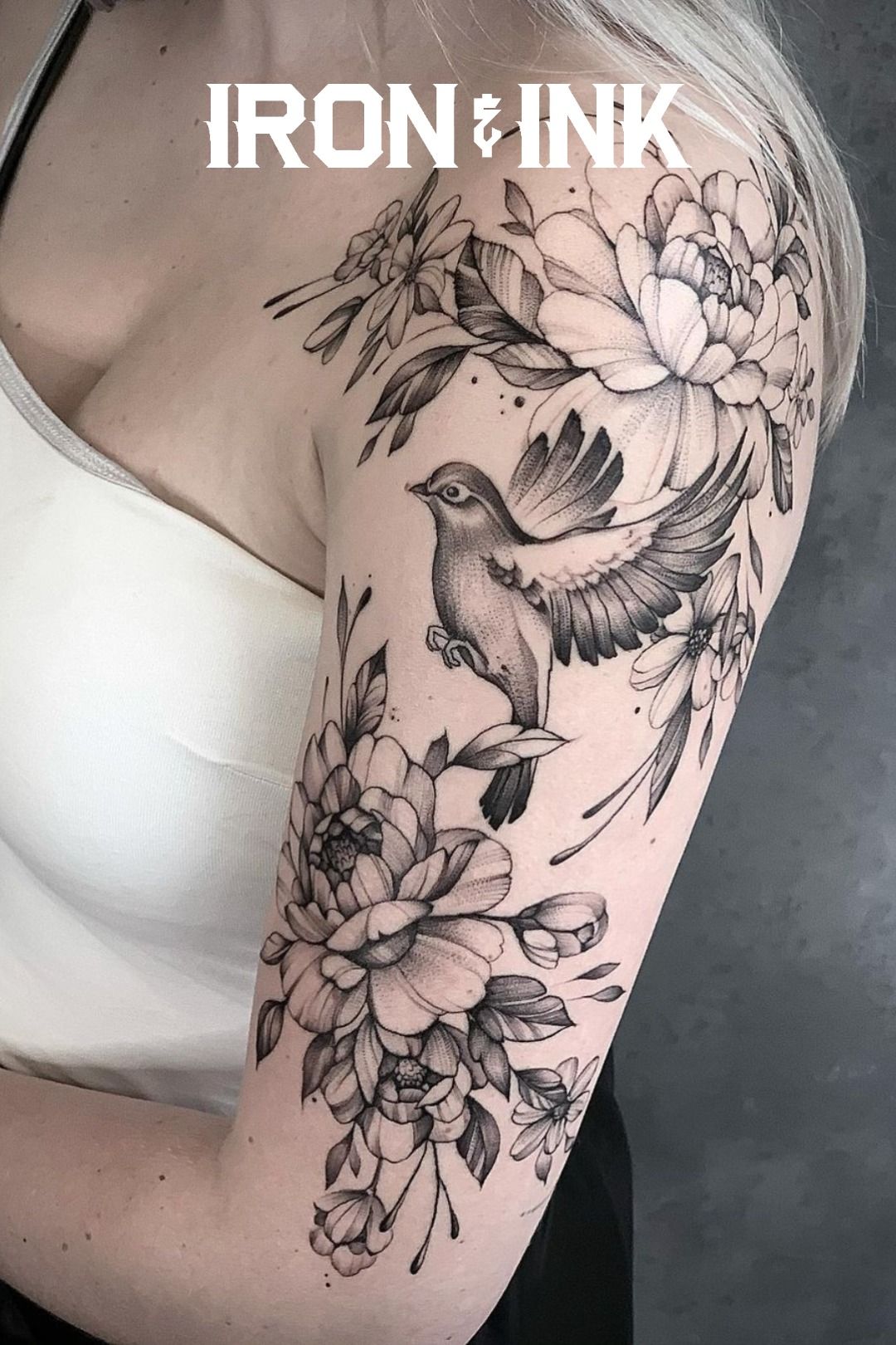 tatuagem no ombro feminina