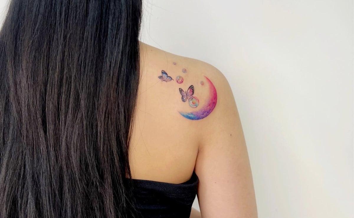 tatuagem de flor no ombro