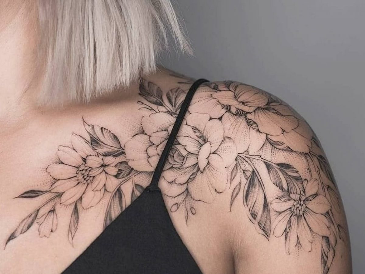 tatuagem ombro clavícula