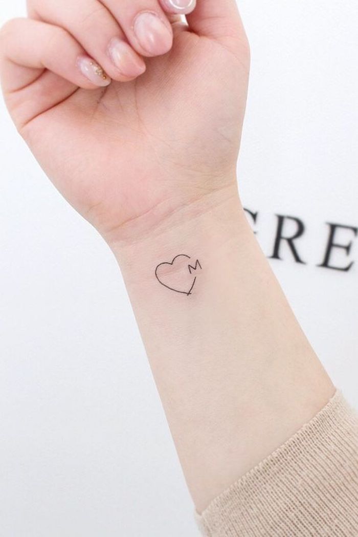 tatuagem feminina delicada pulso fineline