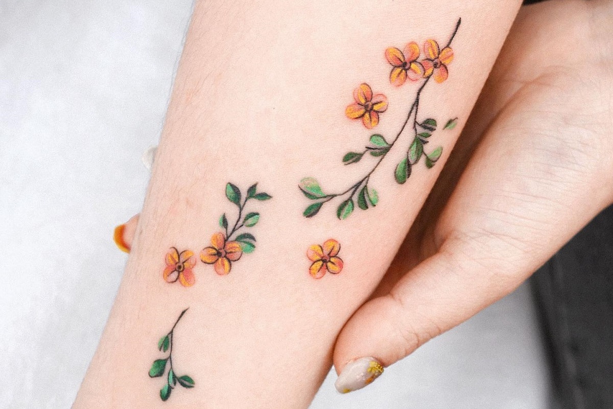 tatuagem feminina delicada pulso fineline