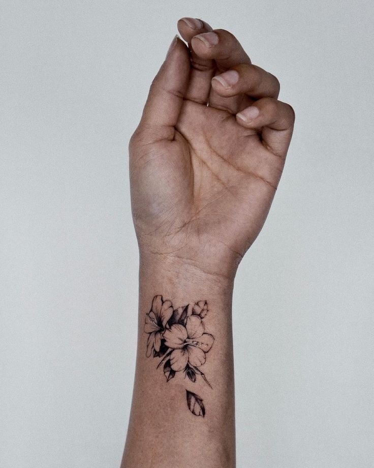 tatuagem de escrita fina pulso