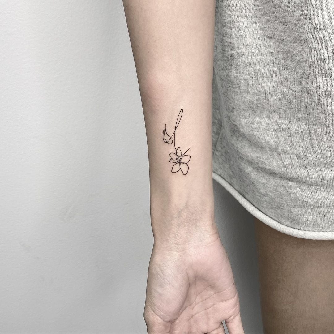 tatuagem de borboleta delicada pulso