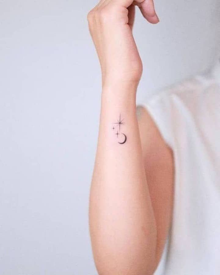 tatuagem de símbolo de paz pulso