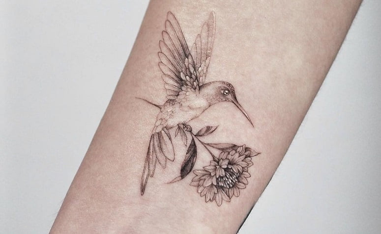tatuagem de raio delicado pulso
