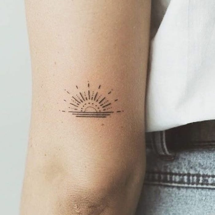 tatuagem feminina em áreas protegidas do sol