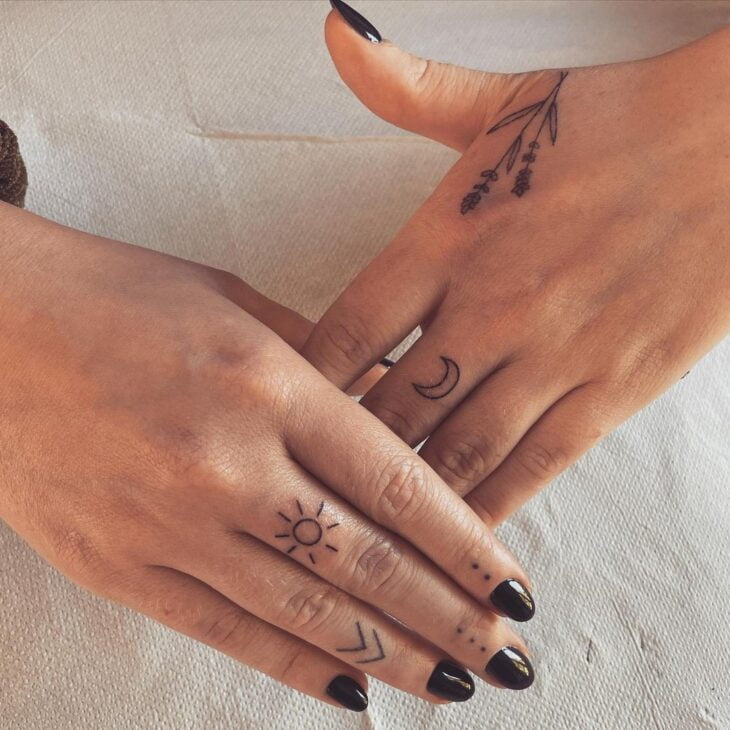 tatuagem feminina minimalista sol