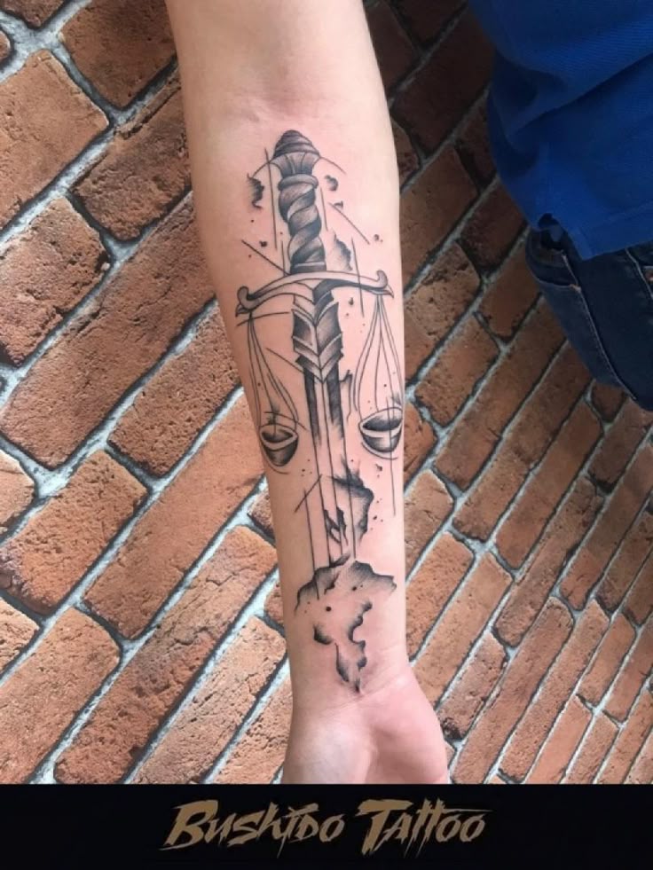 tatuagem balança da justiça braço