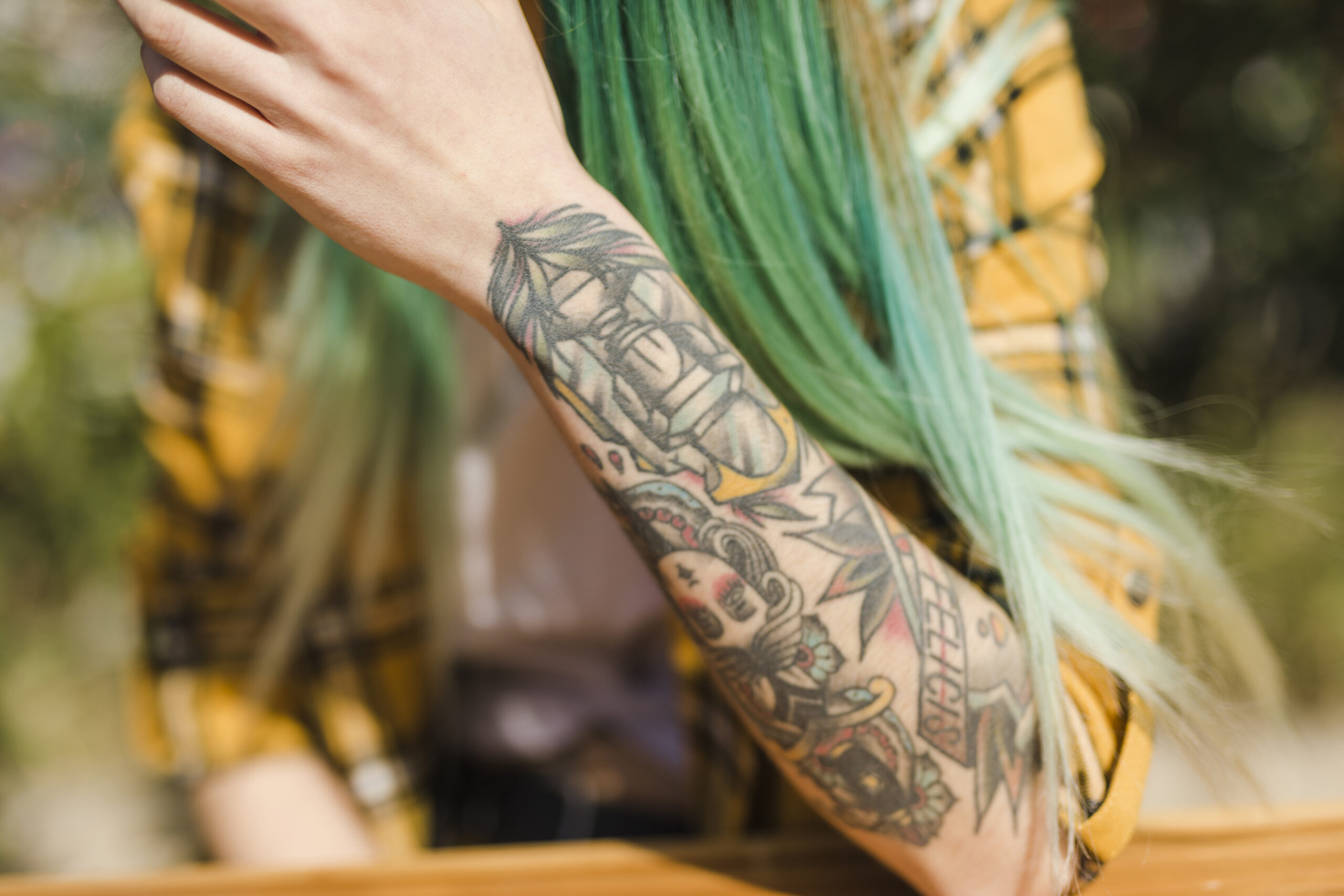 tatuagem martelo juiz braço
