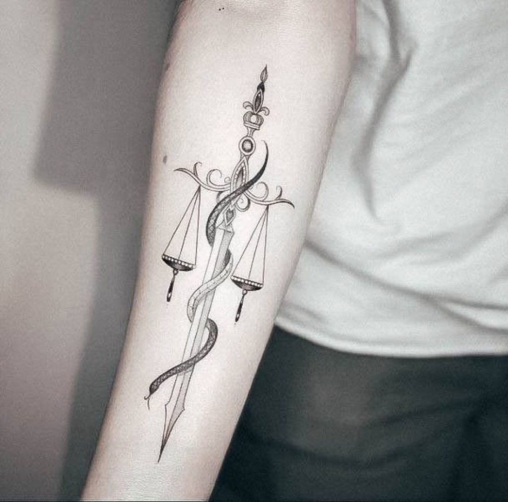 significado tatuagem justiça braço